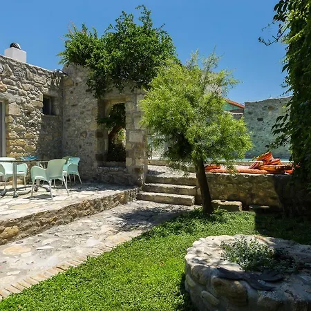 Muazzo Creta Stone House, Nature Escape With Pool, By Thinkvilla Vilă *