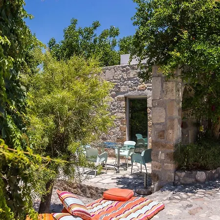 Muazzo Creta Stone House, Nature Escape With Pool, By Thinkvilla Vilă *